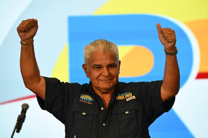 المحافظ خوسيه راؤول مولينو بعد فوزه في الانتخابات الرئاسية، الأحد 5 مايو، في مدينة بنما.