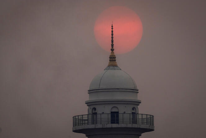 الشمس تحجبها سحابة الدخان الناجمة عن الحرائق في كاتماندو، نيبال، 3 مايو 2024.