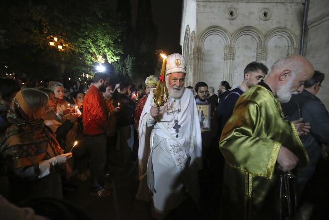 كاهن الكنيسة الأرثوذكسية، خلال قداس ديني يحتفل بعيد الفصح الأرثوذكسي، في كاتدرائية الثالوث، في تبليسي، في 5 مايو 2024.