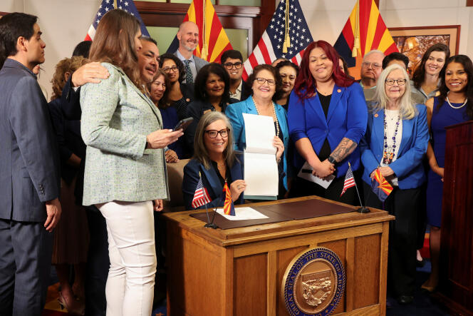 حاكمة أريزونا الديمقراطية كاتي هوبز بعد التوقيع على إلغاء قانون الإجهاض لعام 1864 في فينيكس، أريزونا، 1 مايو 2024. 