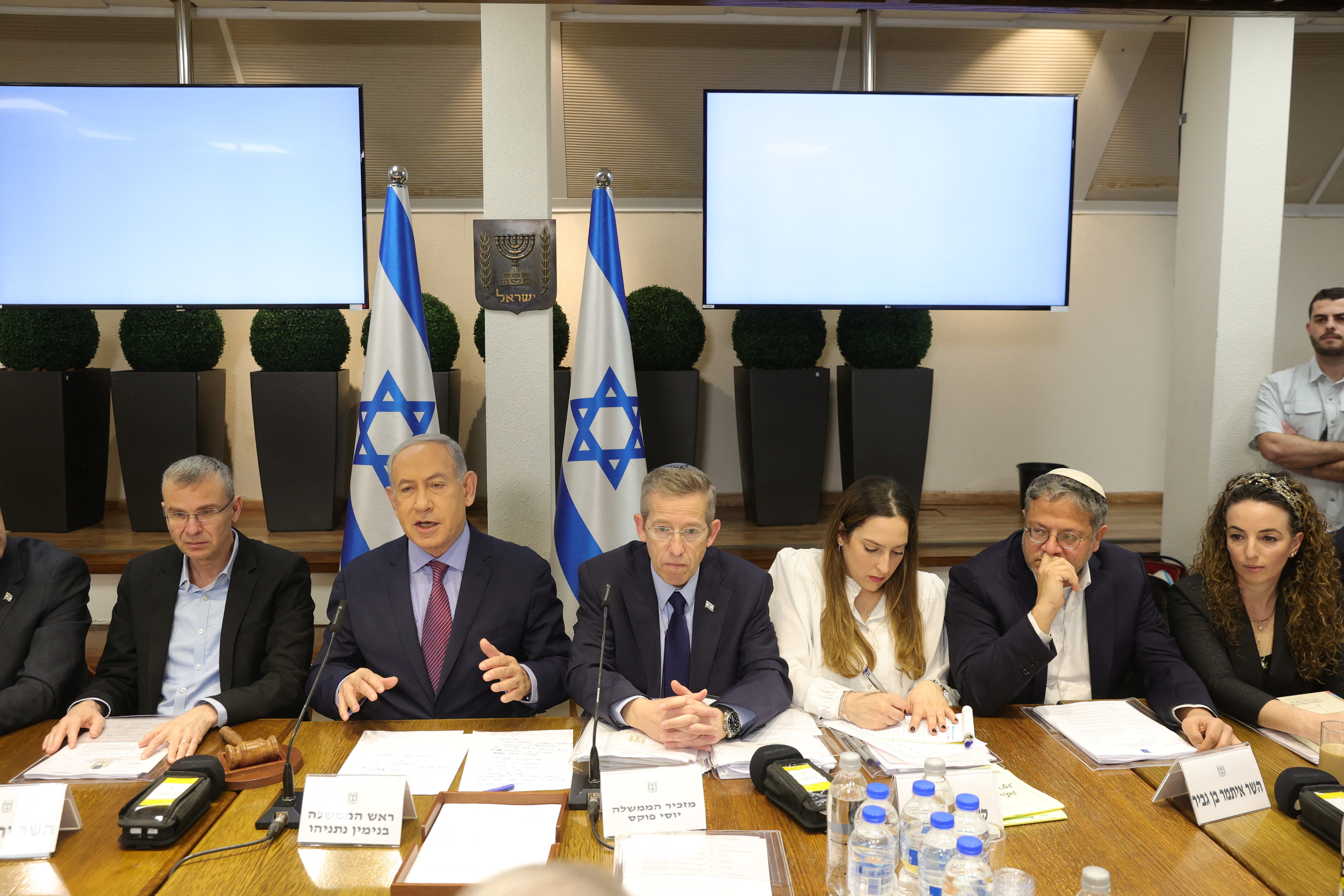 بعض الوزراء اليمينيين المتطرفين انتقدوا طريقة تعامل حكومة نتانياهو مع الصراع في غزة.