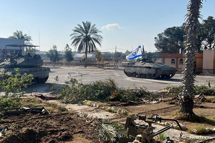 آليات عسكرية إسرائيلية في الجانب الغزي من معبر رفح
