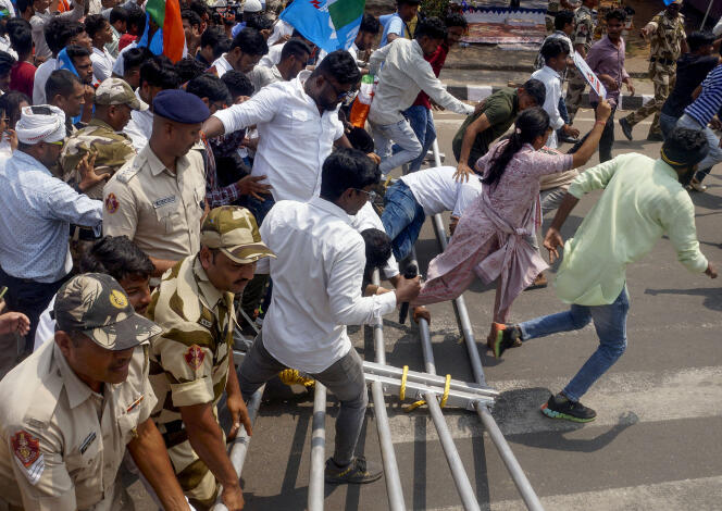 أعضاء الاتحاد الوطني للطلاب في الهند يخترقون الحواجز خلال احتجاج على التعليم والبطالة، في بوبانسوار في 13 مارس 2024.