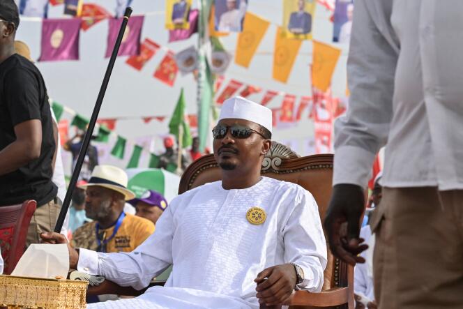 محمد إدريس ديبي، خلال اجتماعه الأخير لحملته الانتخابية، في 4 مايو 2024، في نجامينا. 