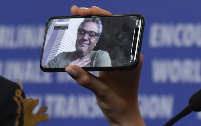 المخرج الإيراني محمد رسولوف، الحائز على جائزة الدب الذهبي لأفضل فيلم، خلال مؤتمر صحفي بعد حفل توزيع جوائز الدورة الـ70 لبرلينالة، في برلين، 29 فبراير 2020.
