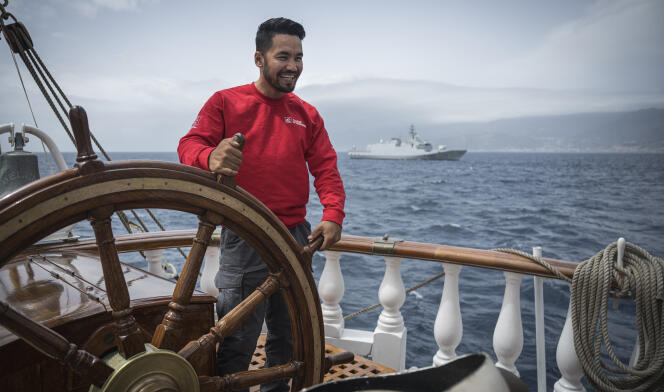 ذبيح يعقوبي على رأس سفينة “بيلم” في مضيق ميسينا بالبحر الأبيض المتوسط ​​برفقة فرقاطة تابعة للبحرية الإيطالية، 1 مايو 2024. 