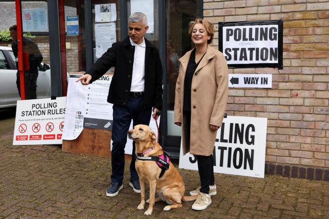 عمدة لندن صادق خان وزوجته سعدية خان خارج مركز اقتراع خلال الانتخابات المحلية في لندن في 2 مايو 2024. 