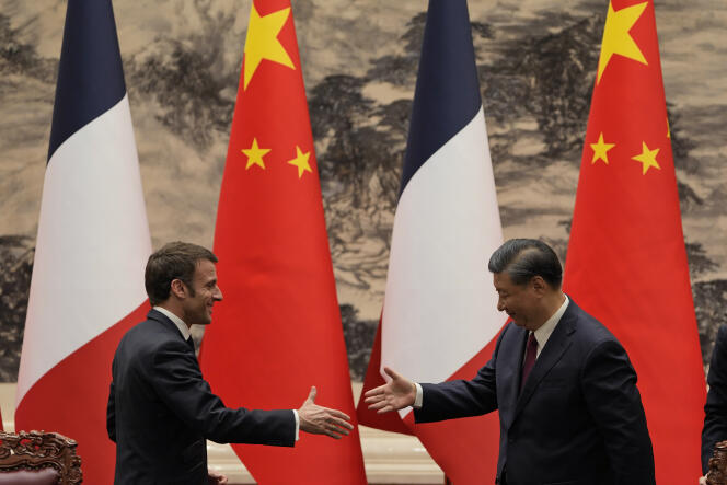 الرئيس الفرنسي إيمانويل ماكرون ونظيره الصيني شي جين بينغ في بكين في 6 أبريل 2023. 