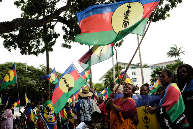 خلال مظاهرة قامت بها جبهة الكاناك وجبهة التحرير الوطني الاشتراكي ضد توسيع عدد الناخبين للانتخابات الإقليمية المقبلة في كاليدونيا الجديدة، في نوميا، 13 أبريل 2024.