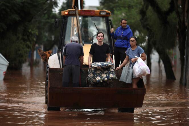 يتم إجلاء الناس من منطقة غمرتها الفيضانات باستخدام انزلاقية التوجيه في حي ساو جيرالدو في بورتو أليغري، ولاية ريو غراندي دو سول، البرازيل، 4 مايو 2024. 