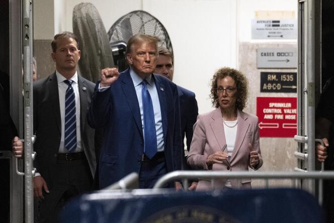 دونالد ترامب مع محاميته سوزان نيتشلز في محكمة مانهاتن الجنائية، نيويورك، 9 مايو 2024. 
