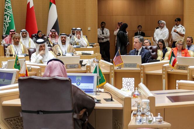 وزير الخارجية الأمريكي أنتوني بلينكن (في الوسط) خلال اجتماع وزاري مشترك بين مجلس التعاون الخليجي والولايات المتحدة حول الوضع الإنساني في غزة، في الرياض، 29 أبريل، 2024.  