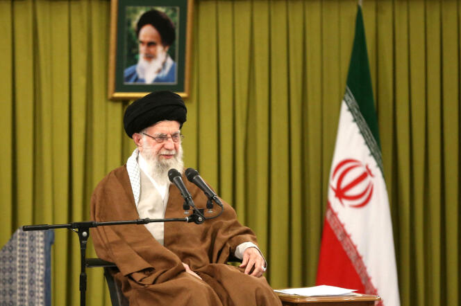 المرشد الأعلى الإيراني آية الله علي خامنئي خلال اجتماع مع المعلمين في طهران، 1 مايو 2024.