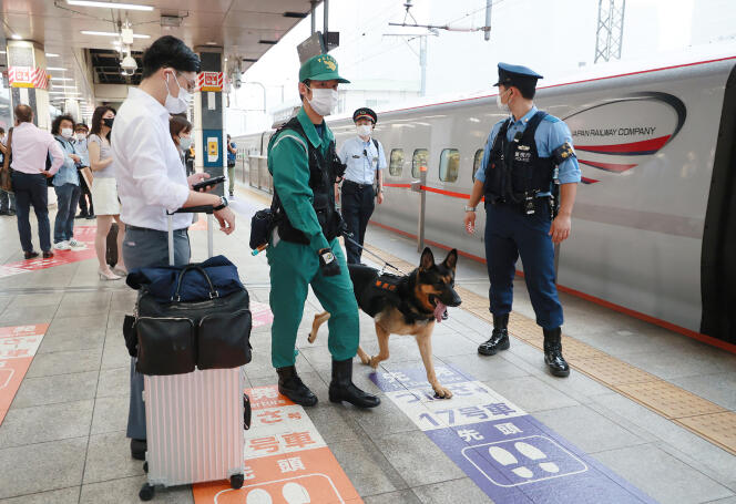 دورية للشرطة على منصة في محطة طوكيو، سبتمبر 2022.