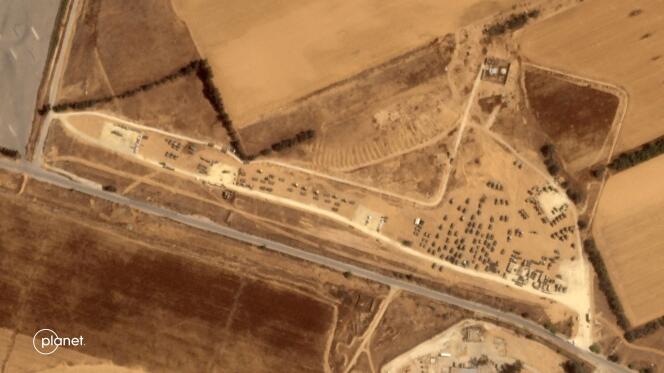 منظر جوي بالقرب من معبر كرم أبو سالم، على الحدود مع قطاع غزة، يظهر تجمعا للمركبات العسكرية الإسرائيلية في 3 مايو.