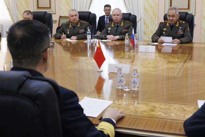 وزير الدفاع الروسي سيرغي شويغو ووزير الدفاع الصيني دونغ جون خلال المفاوضات على هامش اجتماع منظمة شنغهاي للتعاون، 26 أبريل 2024، في أستانا، كازاخستان.  (الصورة مقدمة من وكالة الأنباء الروسية).