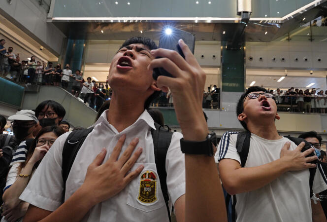 سكان هونج كونج يغنون أغنية 
