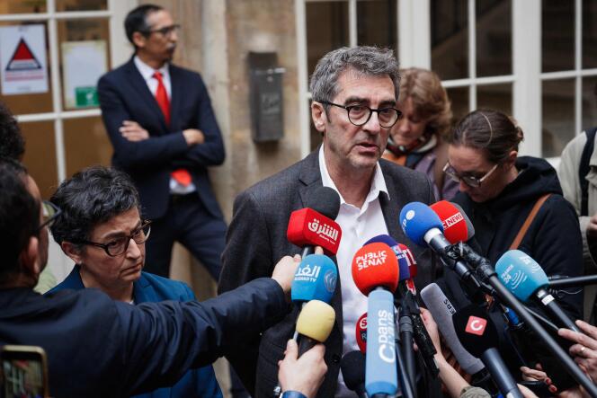 جان باسير، إلى جانب أرانشا غونزاليس، خلال مؤتمر صحفي في ساينس بو، في باريس، 2 مايو 2024.