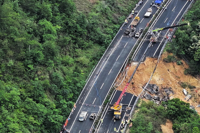 منظر جوي لجزء من الطريق السريع الذي جرفه انهيار أرضي مرتبط بالأمطار الغزيرة، بالقرب من ميتشو بمقاطعة قوانغدونغ جنوب شرقي الصين، في 1 مايو 2024. 