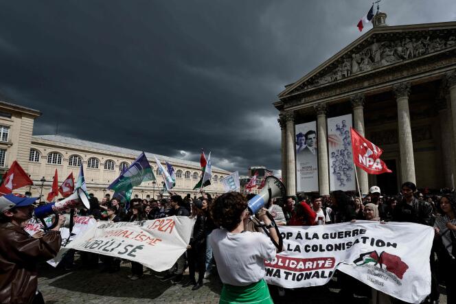 أشخاص يتجمعون خلال مظاهرة قام بها طلاب من عدة جامعات لدعم الشعب الفلسطيني، في باريس، 2 مايو، 2024. 
